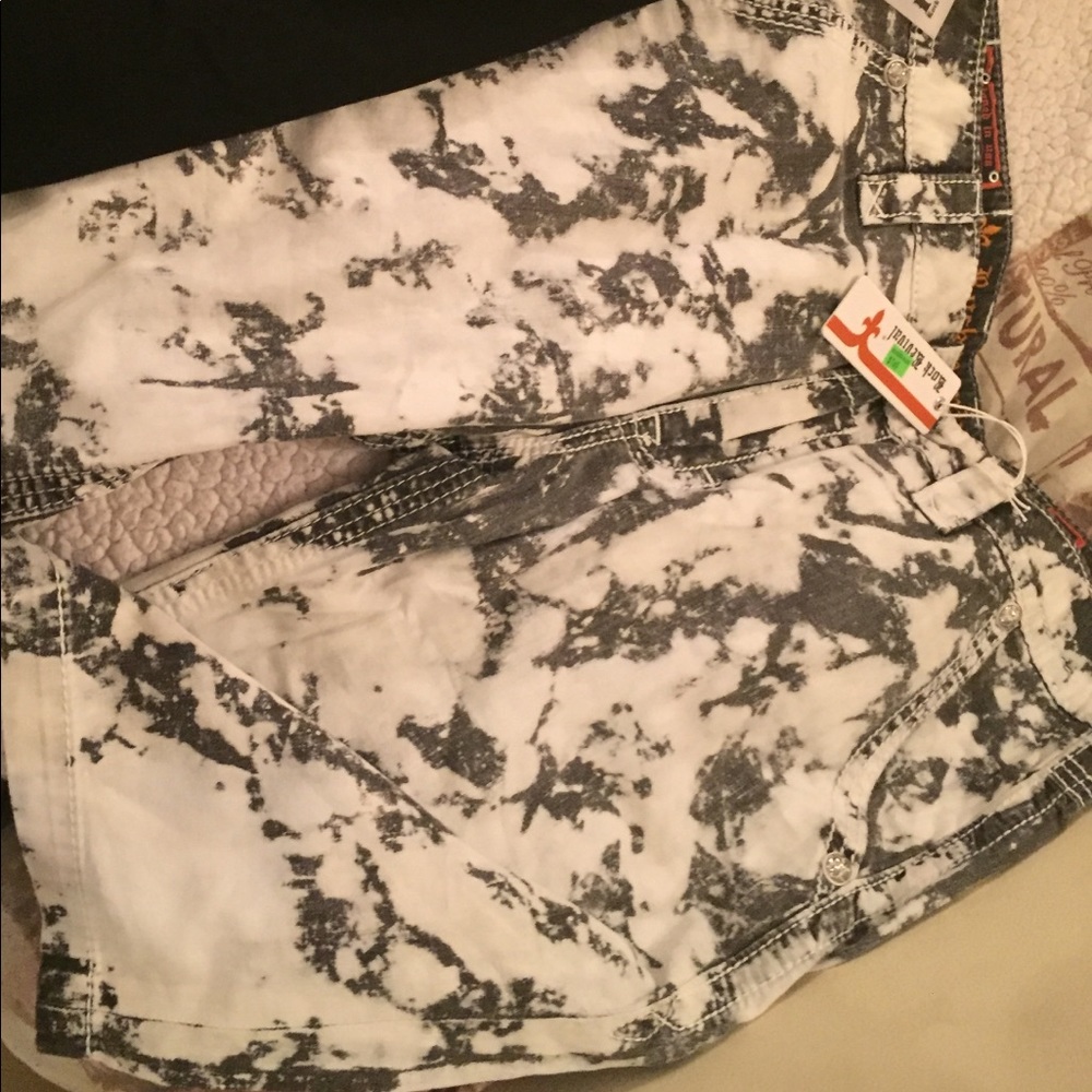 Brand new pair of rock revival shorts👀💸